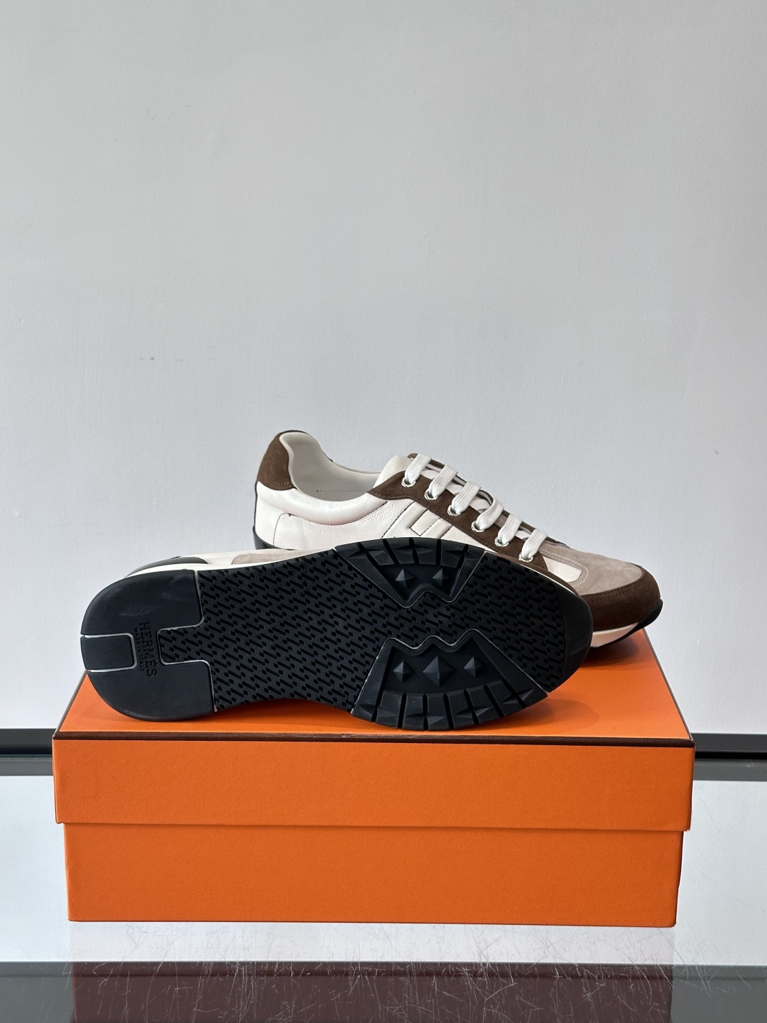 爱马仕H Walkrunner运动鞋这款H Walkrunner运动鞋采用小牛皮，搭配浮雕H字母，简约又