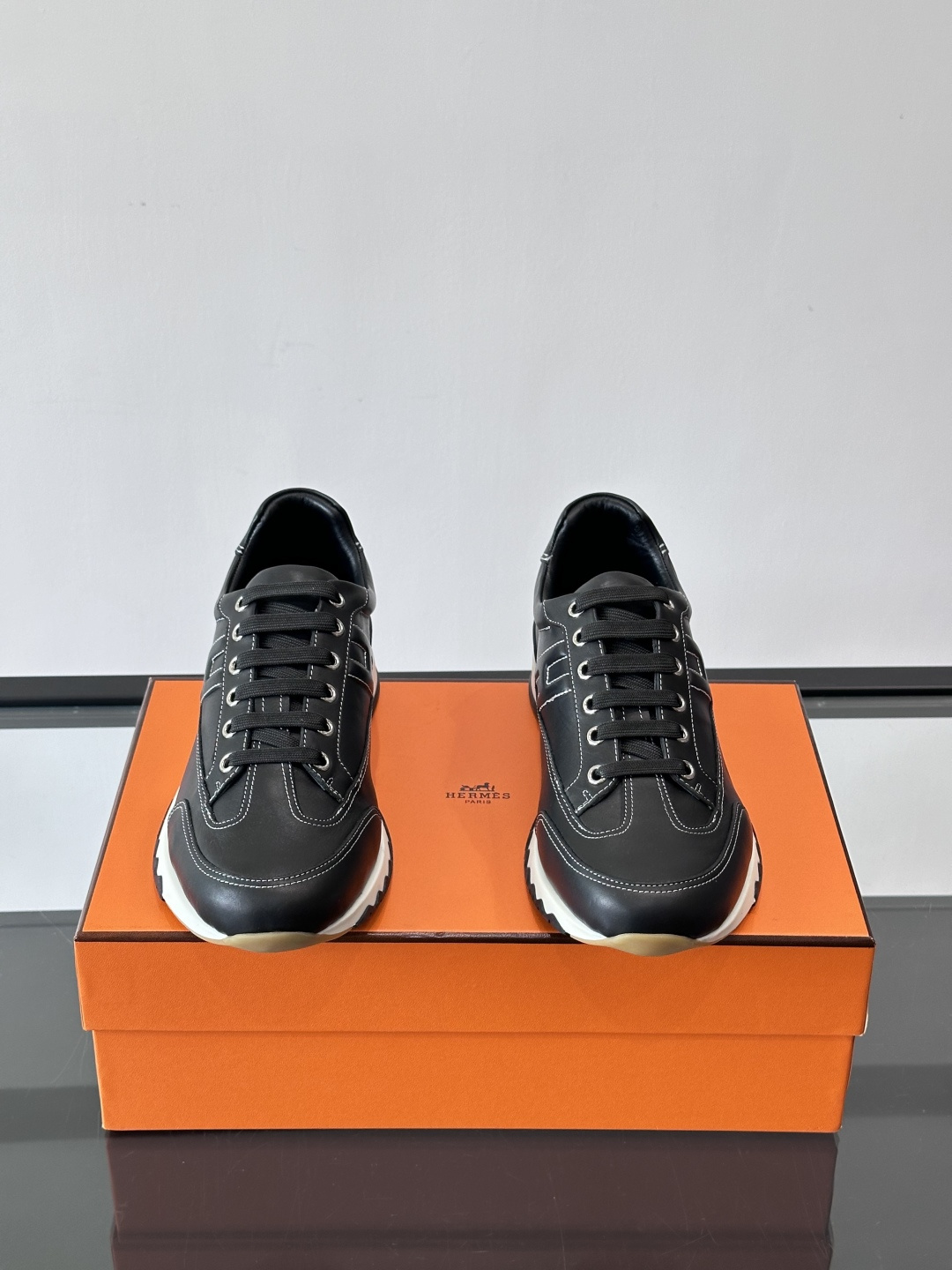 爱马仕H Walkrunner运动鞋这款H Walkrunner运动鞋采用小牛皮，搭配浮雕H字母，简约又