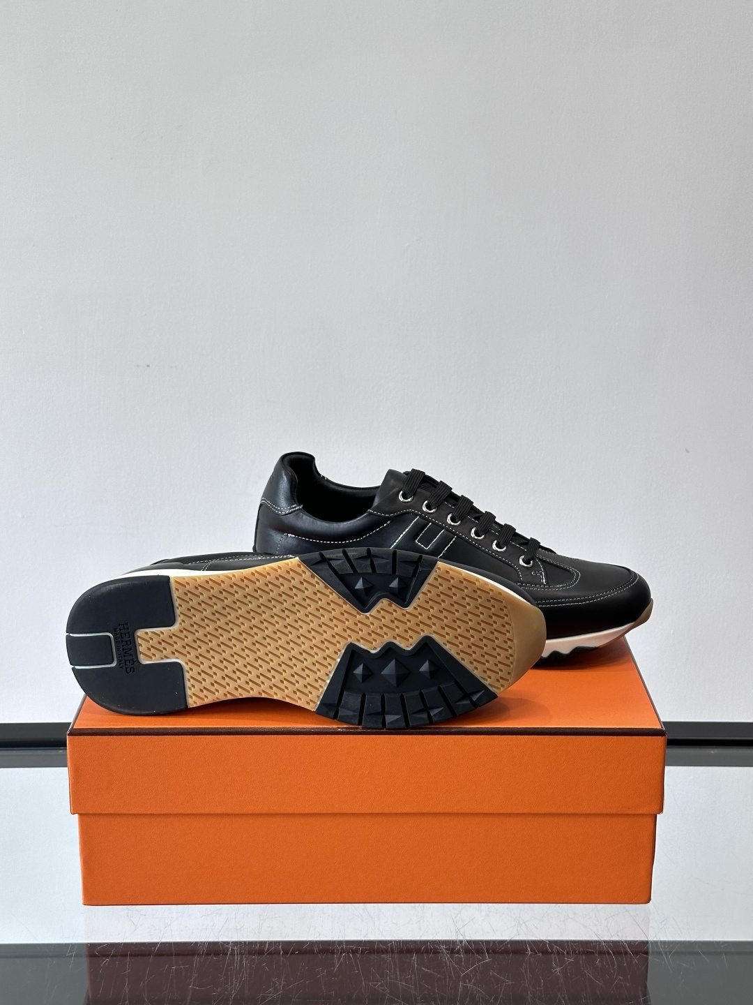 爱马仕H Walkrunner运动鞋这款H Walkrunner运动鞋采用小牛皮，搭配浮雕H字母，简约又