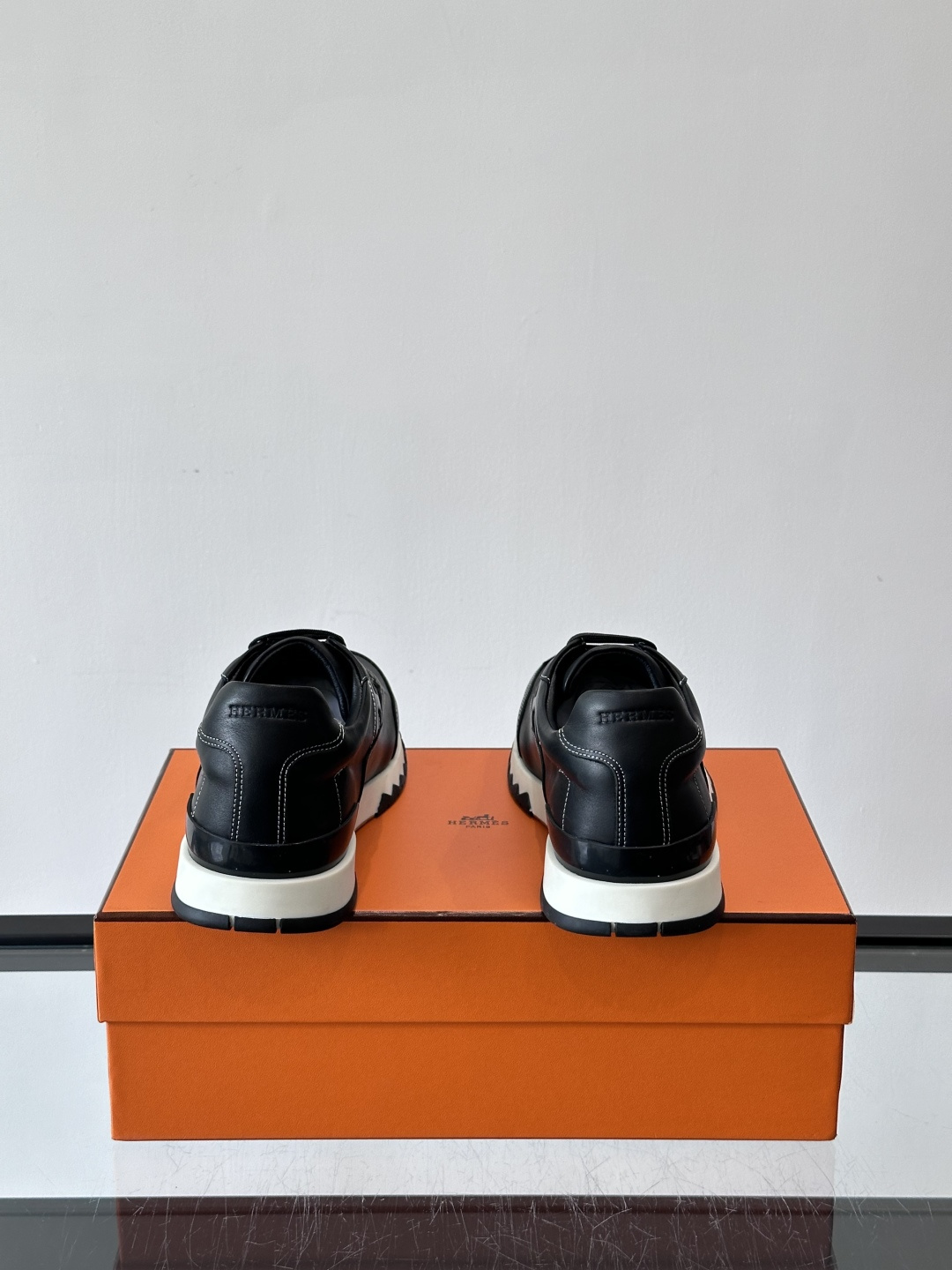 爱马仕H Walkrunner运动鞋这款H Walkrunner运动鞋采用小牛皮，搭配浮雕H字母，简约又