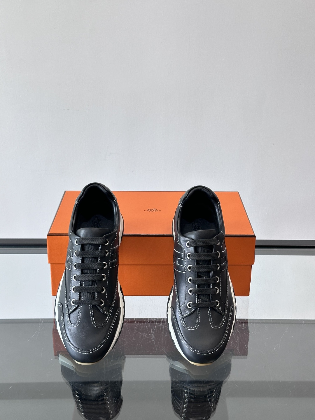 爱马仕H Walkrunner运动鞋这款H Walkrunner运动鞋采用小牛皮，搭配浮雕H字母，简约又