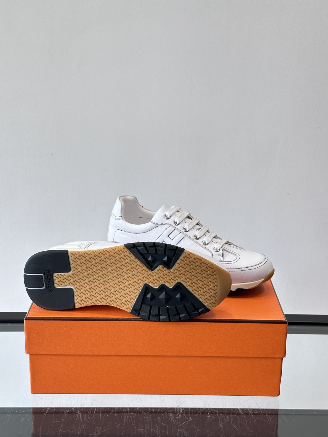 爱马仕H Walkrunner运动鞋这款H Walkrunner运动鞋采用小牛皮，搭配浮雕H字母，简约又