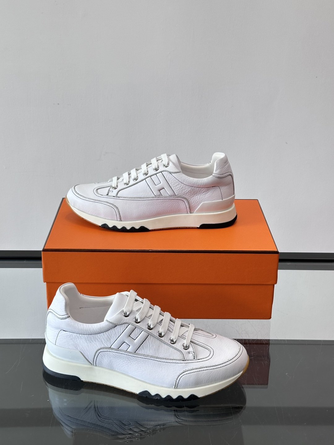 爱马仕H Walkrunner运动鞋这款H Walkrunner运动鞋采用小牛皮，搭配浮雕H字母，简约又