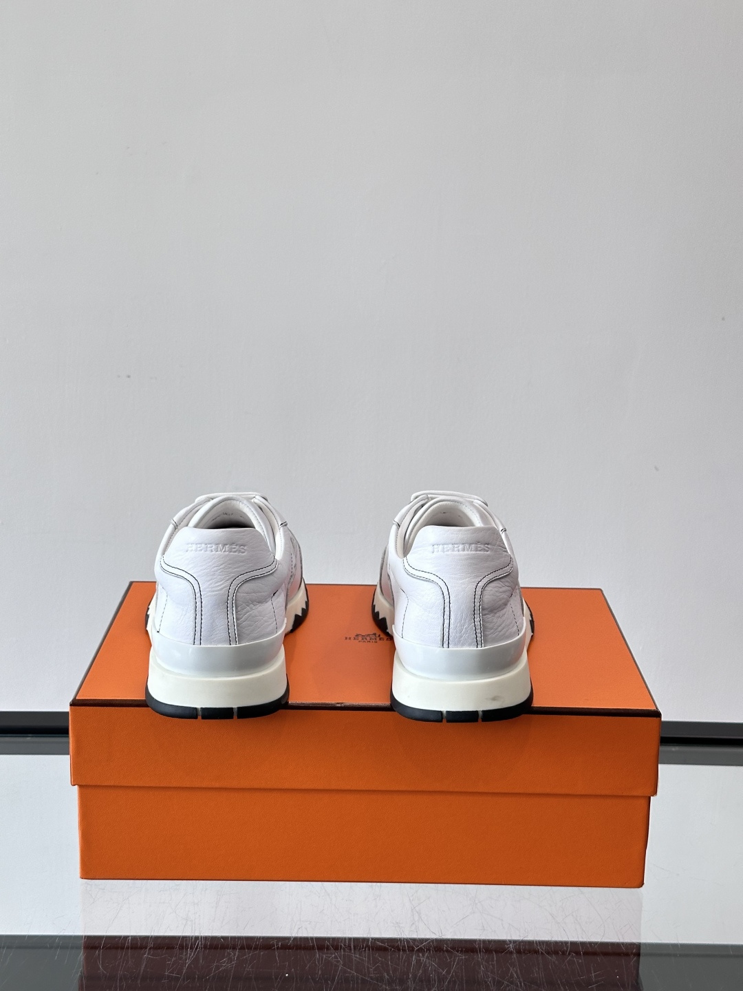 爱马仕H Walkrunner运动鞋这款H Walkrunner运动鞋采用小牛皮，搭配浮雕H字母，简约又