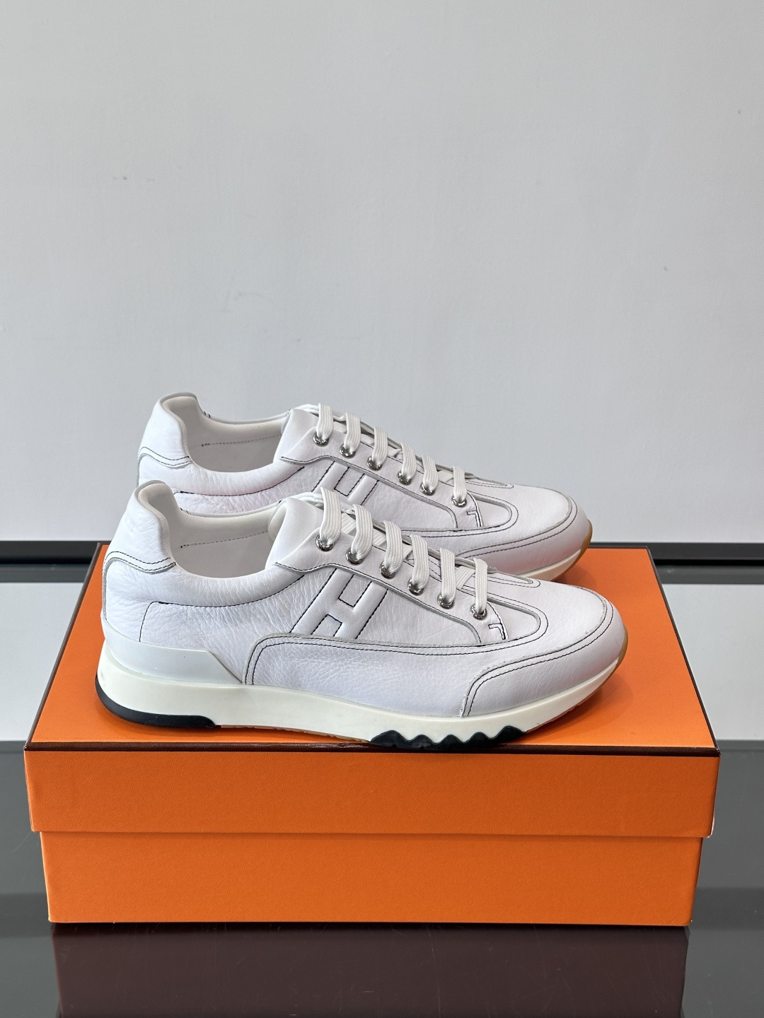 爱马仕H Walkrunner运动鞋这款H Walkrunner运动鞋采用小牛皮，搭配浮雕H字母，简约又