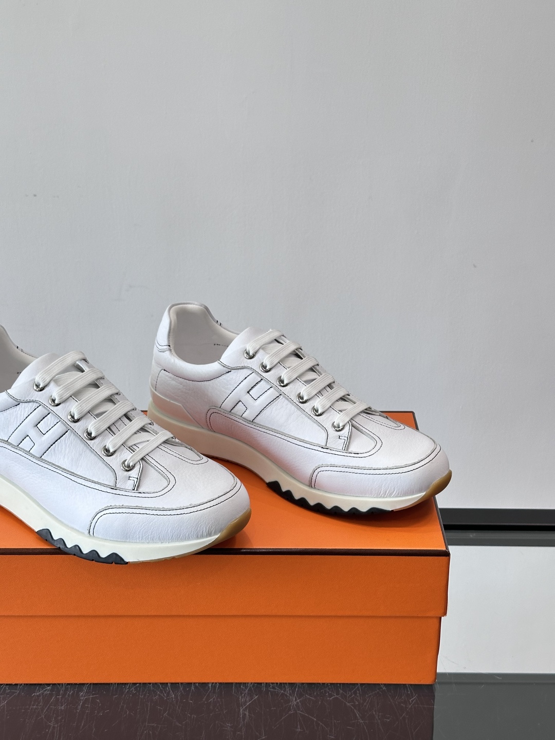 爱马仕H Walkrunner运动鞋这款H Walkrunner运动鞋采用小牛皮，搭配浮雕H字母，简约又