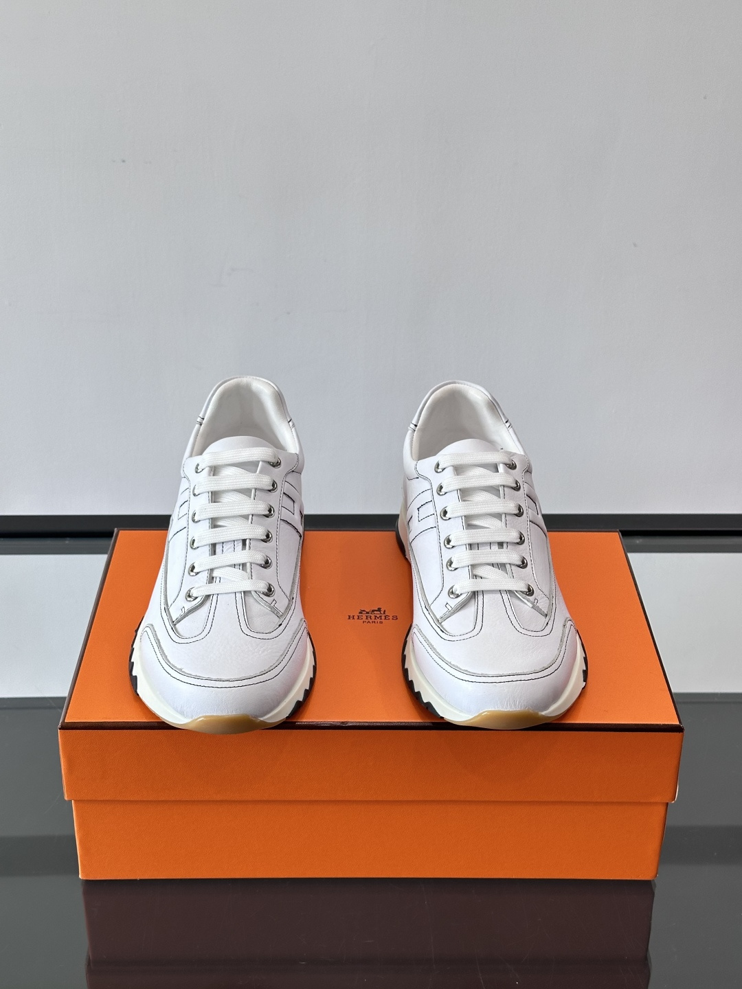 爱马仕H Walkrunner运动鞋这款H Walkrunner运动鞋采用小牛皮，搭配浮雕H字母，简约又