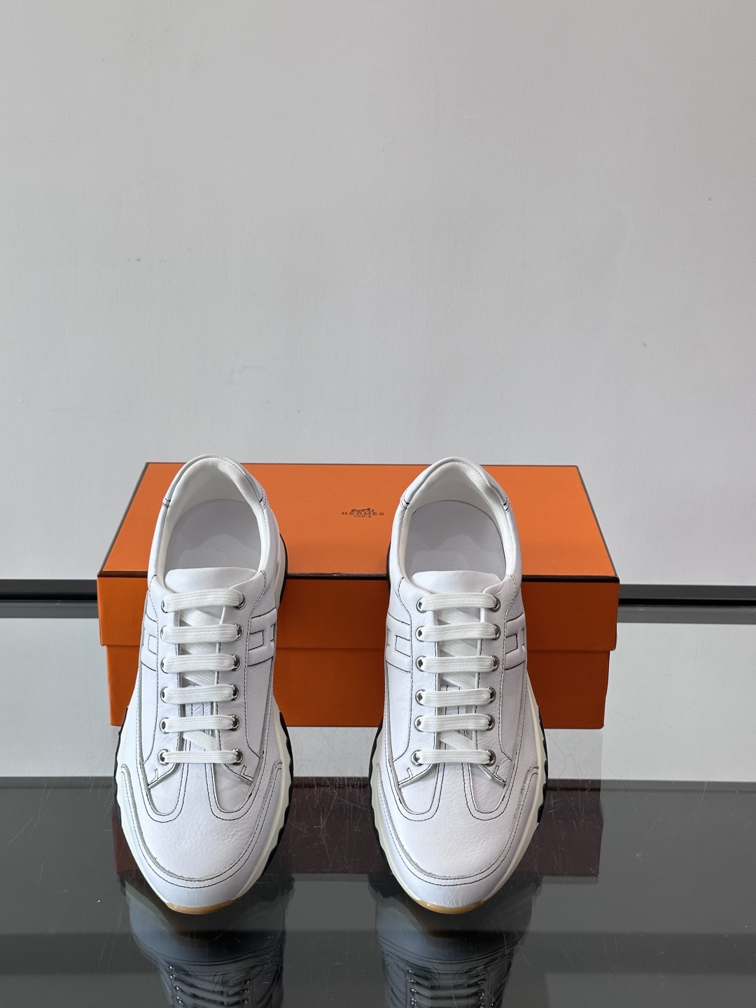 爱马仕H Walkrunner运动鞋这款H Walkrunner运动鞋采用小牛皮，搭配浮雕H字母，简约又