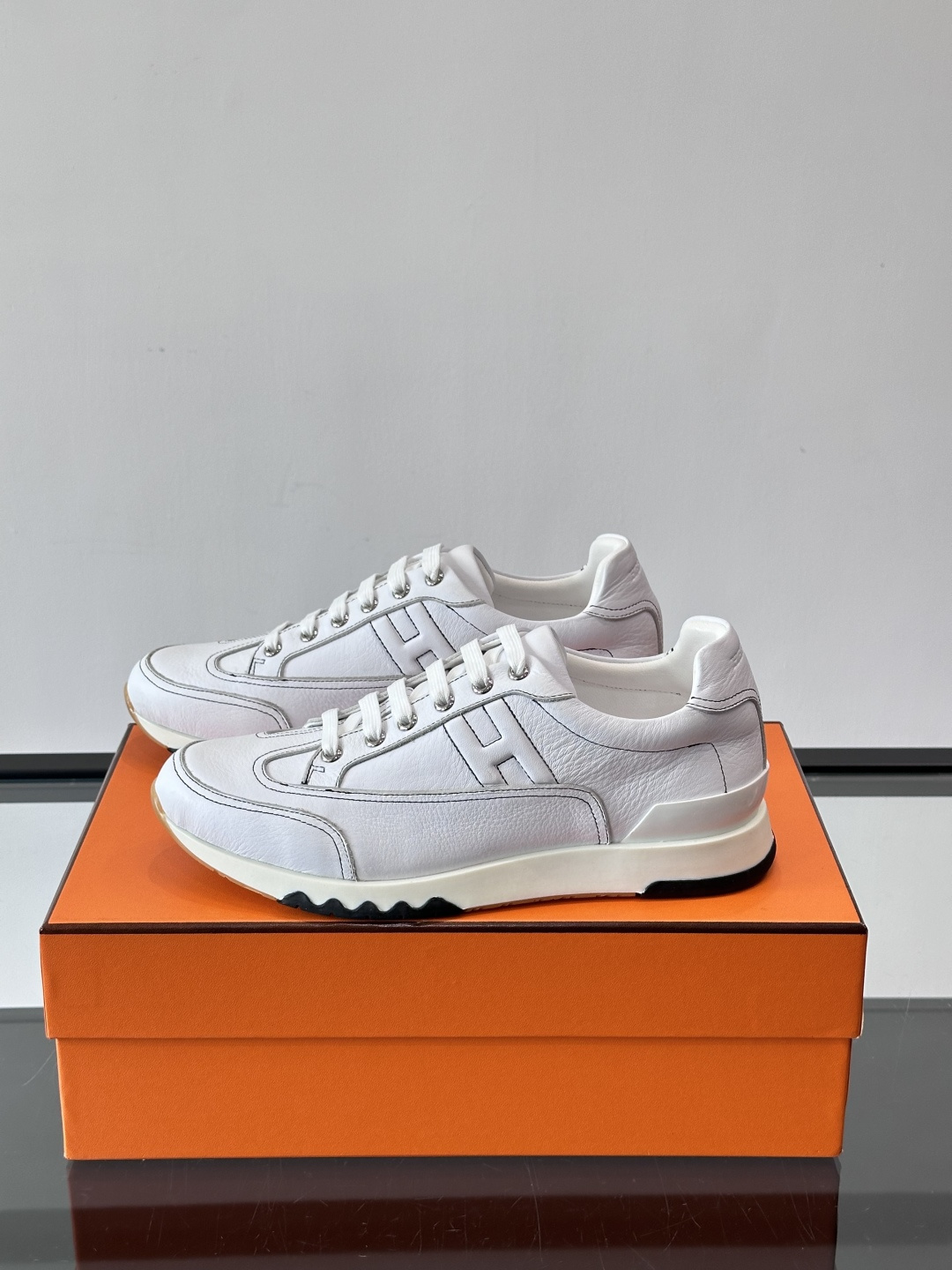 爱马仕H Walkrunner运动鞋这款H Walkrunner运动鞋采用小牛皮，搭配浮雕H字母，简约又