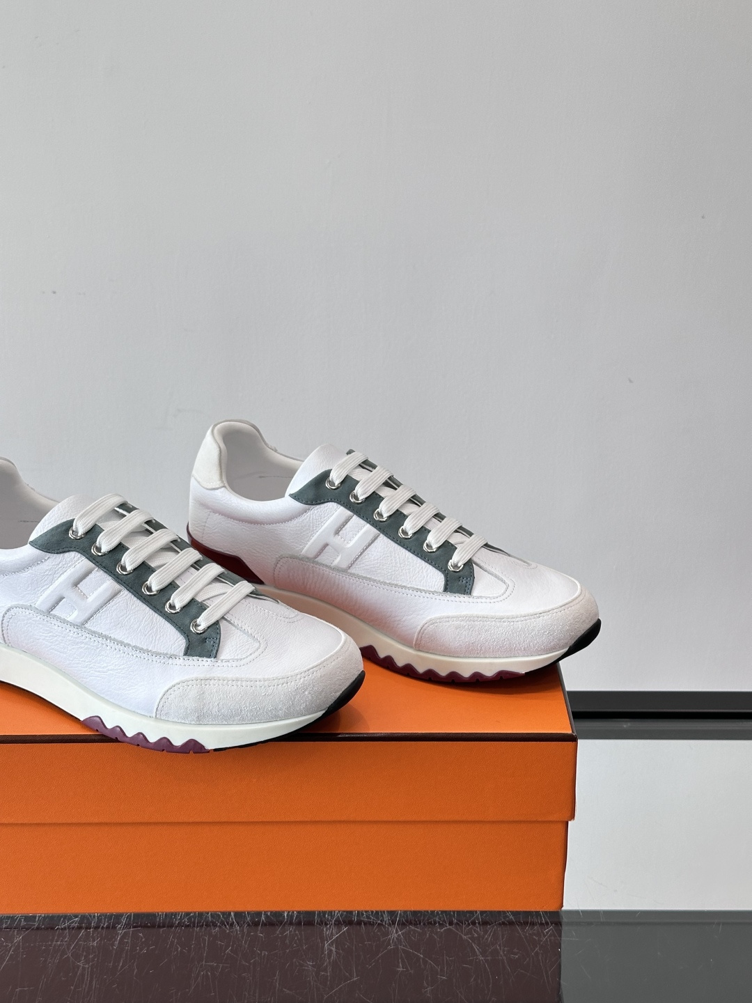 爱马仕H Walkrunner运动鞋这款H Walkrunner运动鞋采用小牛皮，搭配浮雕H字母，简约又