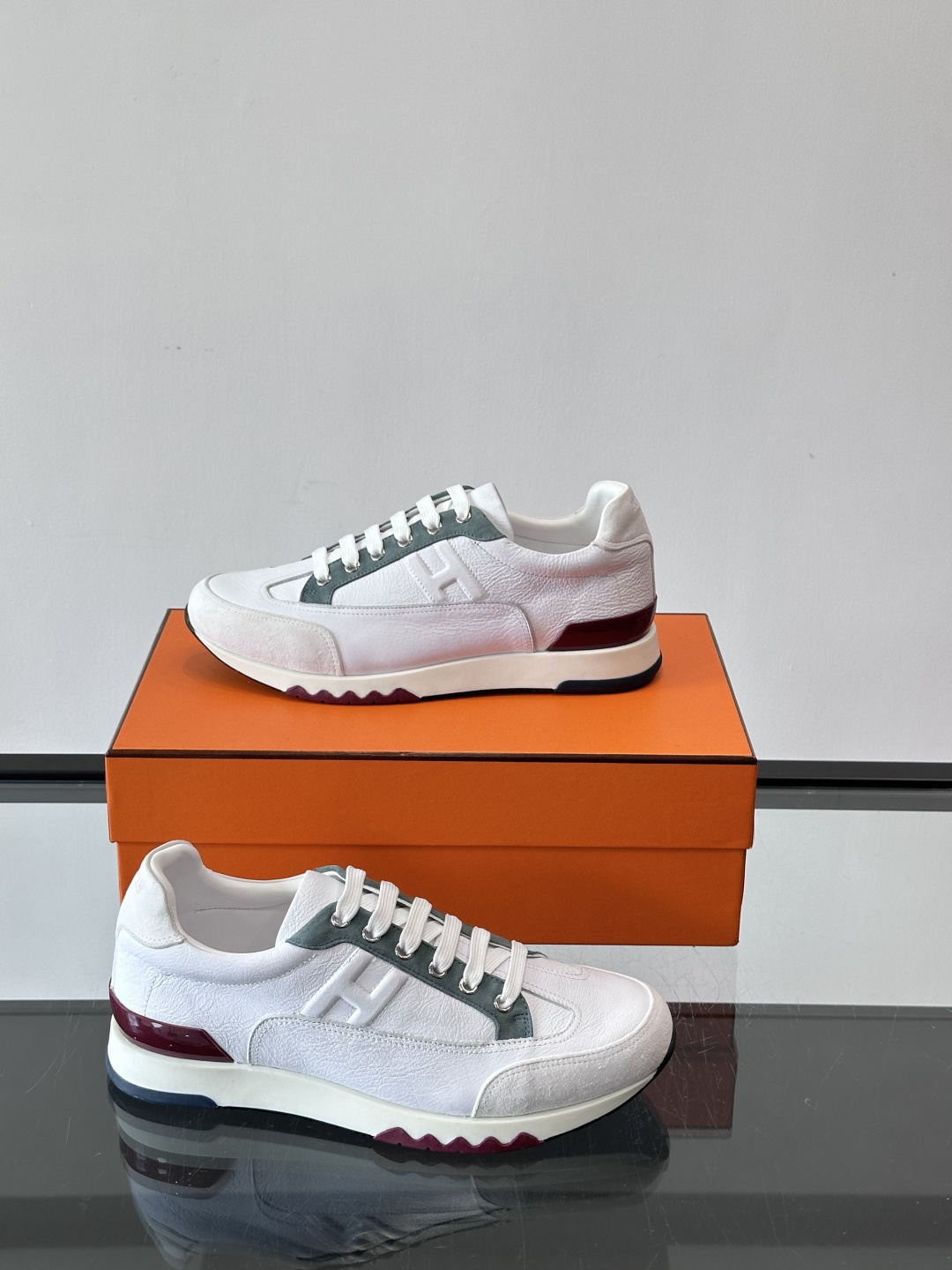 爱马仕H Walkrunner运动鞋这款H Walkrunner运动鞋采用小牛皮，搭配浮雕H字母，简约又