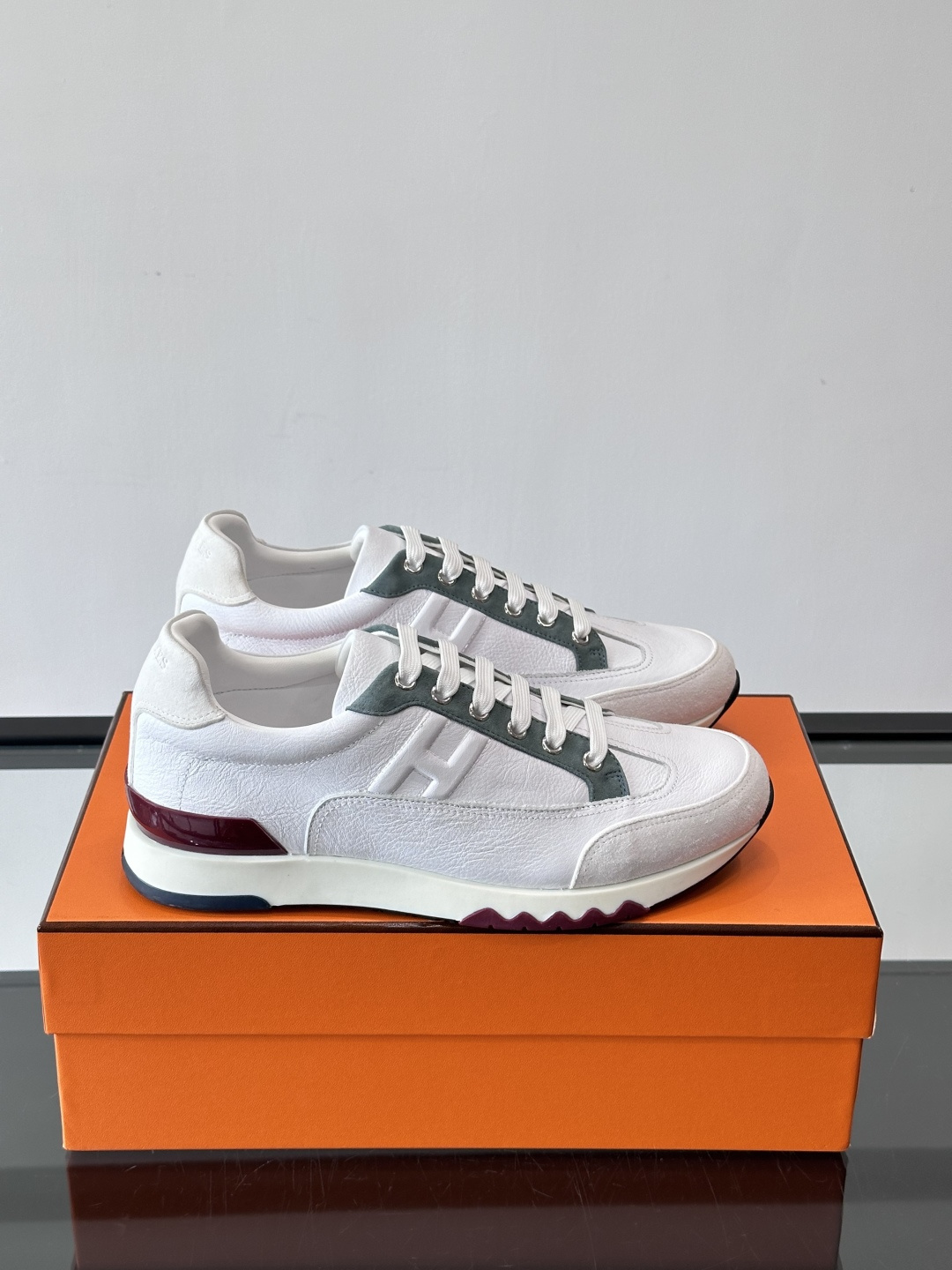 NO:604041,Hermes H Walkrunner sneakers. These H Walkrunner sneakers are made of calfskin, with an embossed H letter, which is simple and recognizable. The geometric contrasting sole is about 3cm thick, comfortable and fashionable. Italian craftsmanship, perfect texture, comes with spare shoelaces, easy to match with different occasions. Suitable for daily leisure or light sports, both fashionable and practical, size39-44 (customized at 38.45.46), Hermès  casual shoes,hermes,sneakers,cowhide19860909爱马仕H Walkrunner运动鞋这款H Walkrunner运动鞋采用小牛皮,搭配浮雕H字母,简约又有辨识度.几何撞色鞋底,厚约3cm,舒适又时髦.意大利工艺,质感满分,附赠备用鞋带,方便搭配不同场合.日常休闲或轻运动都很适合,时尚实用兼备 ,size39-44（38.45.46定做）,爱马仕 休闲鞋,hermes,sneakers,cowhide,Men's shoes