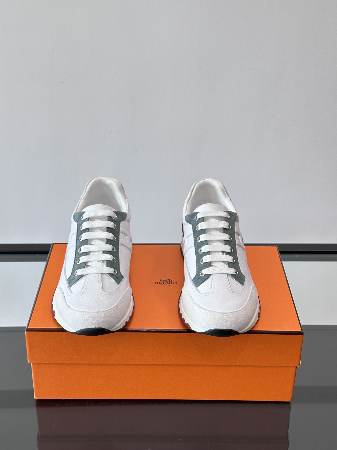 爱马仕H Walkrunner运动鞋这款H Walkrunner运动鞋采用小牛皮，搭配浮雕H字母，简约又