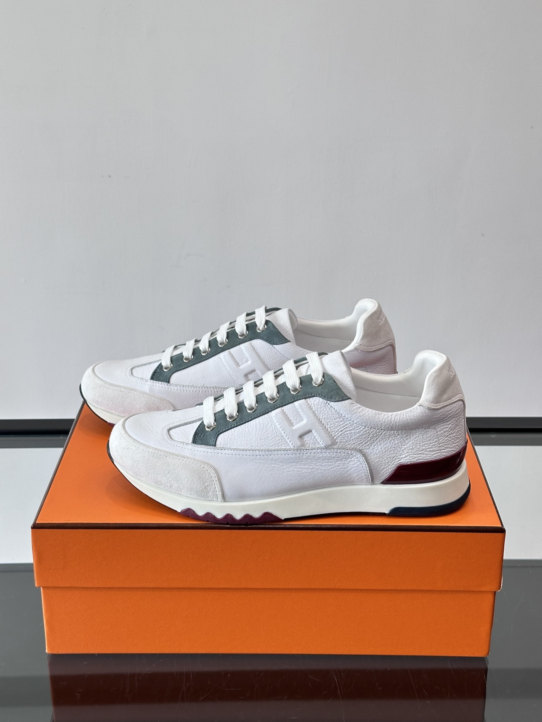 爱马仕H Walkrunner运动鞋这款H Walkrunner运动鞋采用小牛皮，搭配浮雕H字母，简约又