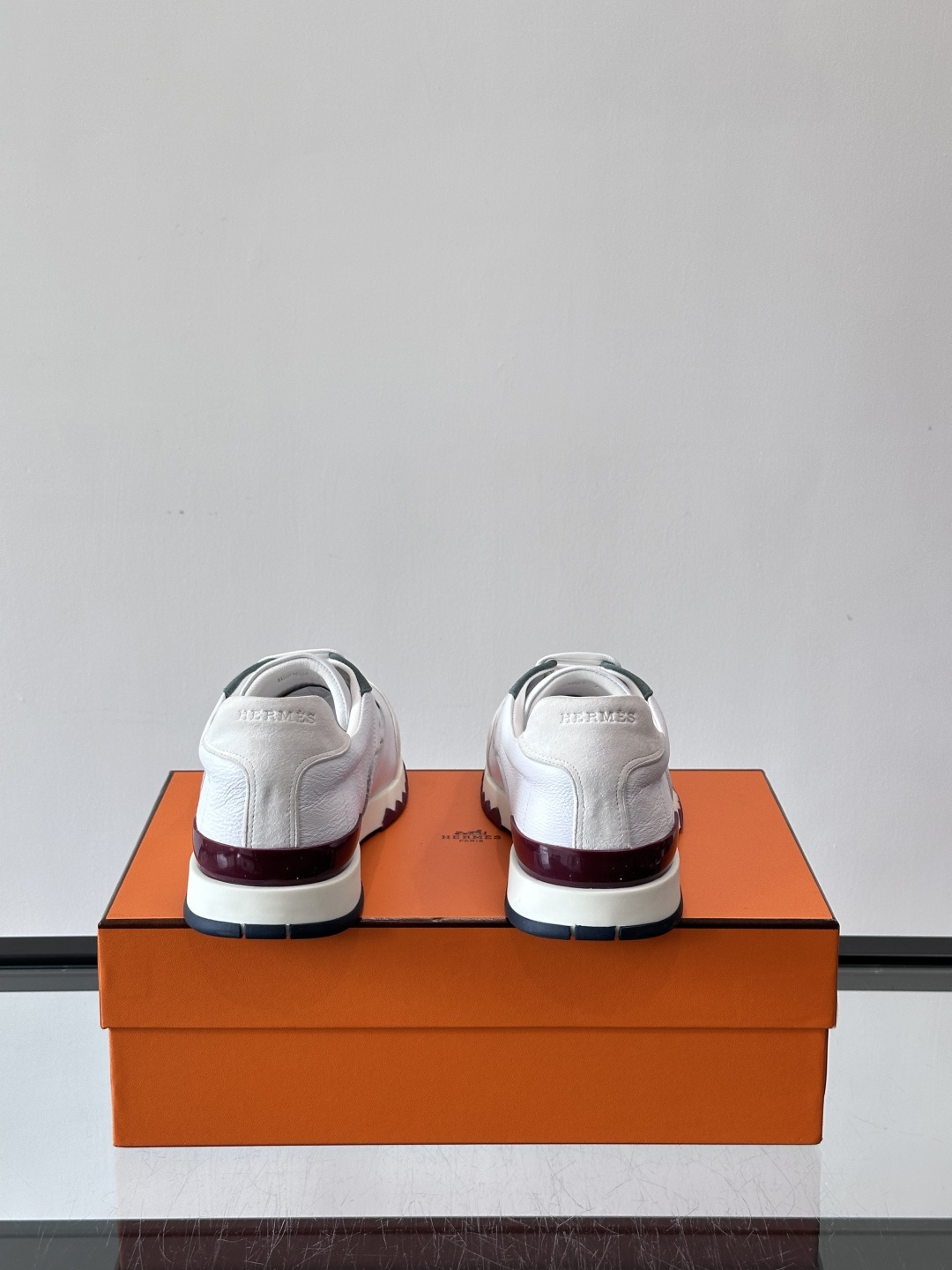 爱马仕H Walkrunner运动鞋这款H Walkrunner运动鞋采用小牛皮，搭配浮雕H字母，简约又
