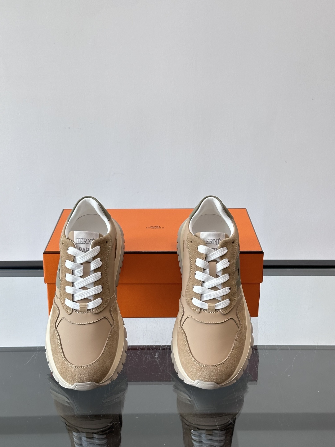 爱马仕Rouge H运动鞋灵感源自经典马术鞍具，采用皮革+麂皮拼接，质感满分！侧面绿色“H”logo超吸