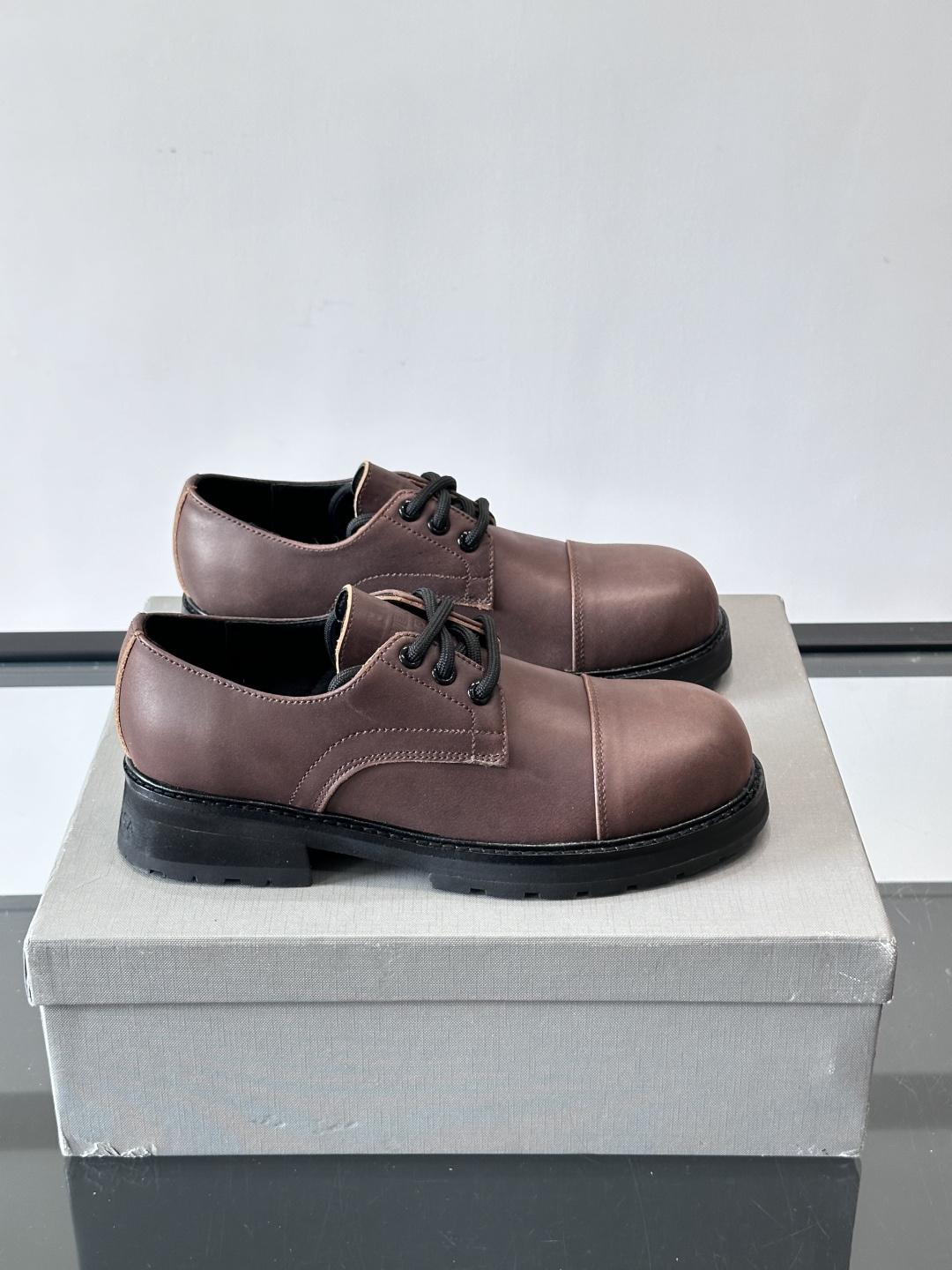 巴黎世家真皮情侣👫皮德比鞋巴黎世家这款德比鞋，色调超温柔，鞋面柔软有质感，黑色厚底设计很有层次感。经典系