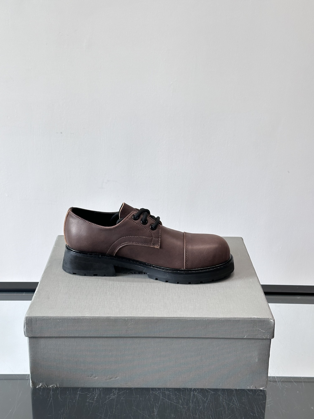 巴黎世家真皮情侣👫皮德比鞋巴黎世家这款德比鞋，色调超温柔，鞋面柔软有质感，黑色厚底设计很有层次感。经典系