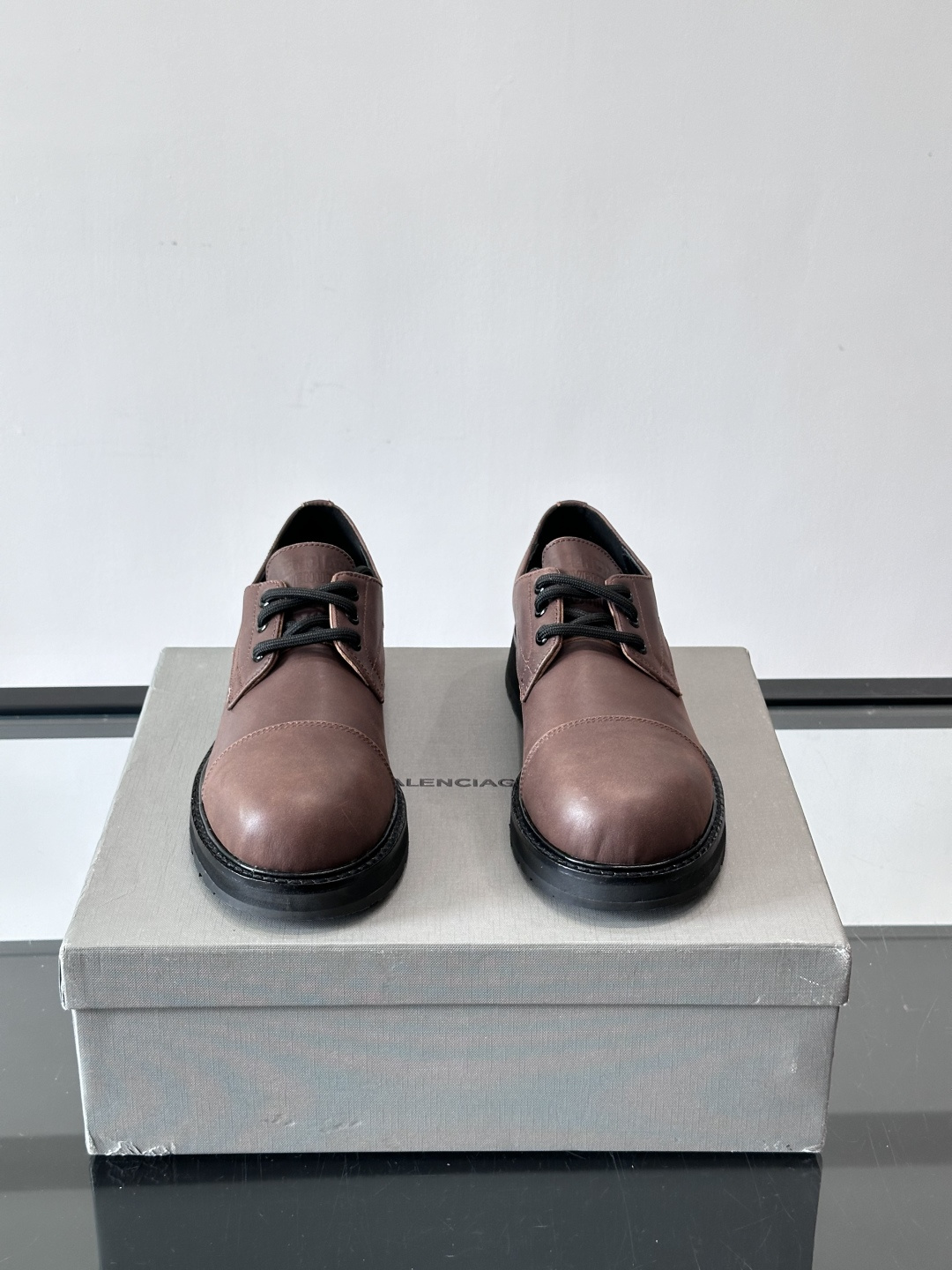 巴黎世家真皮情侣👫皮德比鞋巴黎世家这款德比鞋，色调超温柔，鞋面柔软有质感，黑色厚底设计很有层次感。经典系