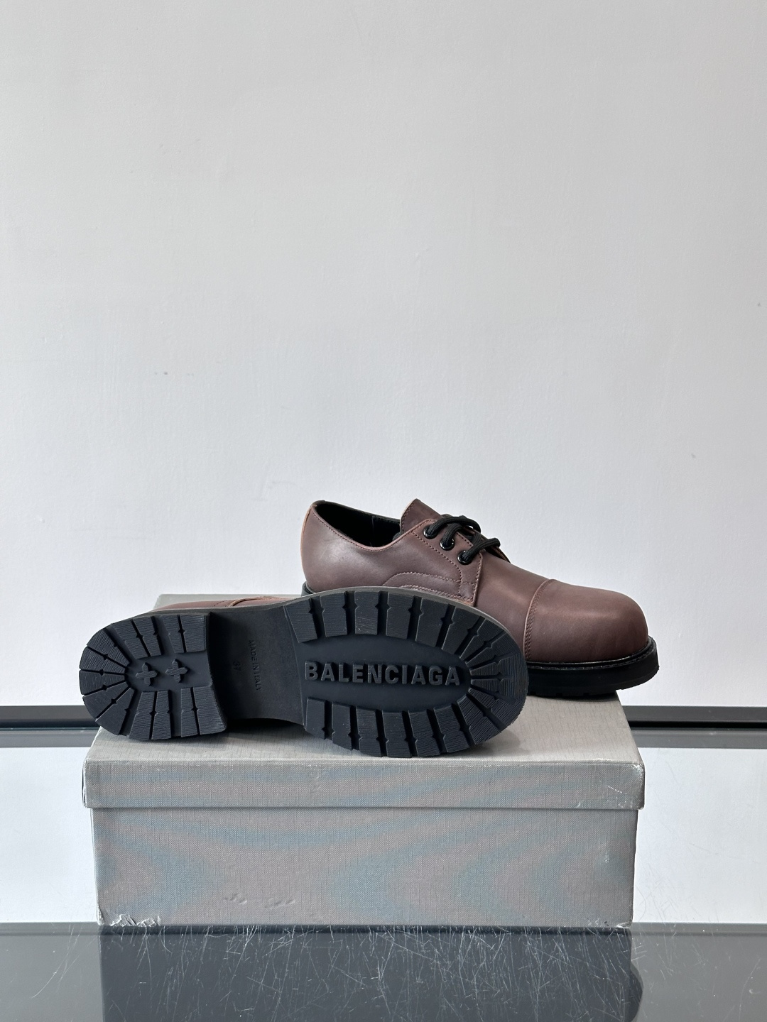 巴黎世家真皮情侣👫皮德比鞋巴黎世家这款德比鞋，色调超温柔，鞋面柔软有质感，黑色厚底设计很有层次感。经典系