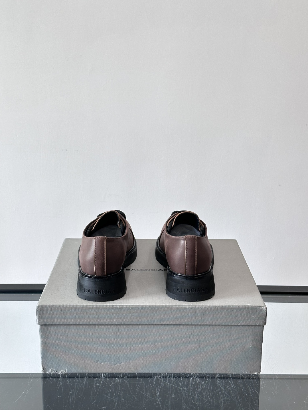 巴黎世家真皮情侣👫皮德比鞋巴黎世家这款德比鞋，色调超温柔，鞋面柔软有质感，黑色厚底设计很有层次感。经典系