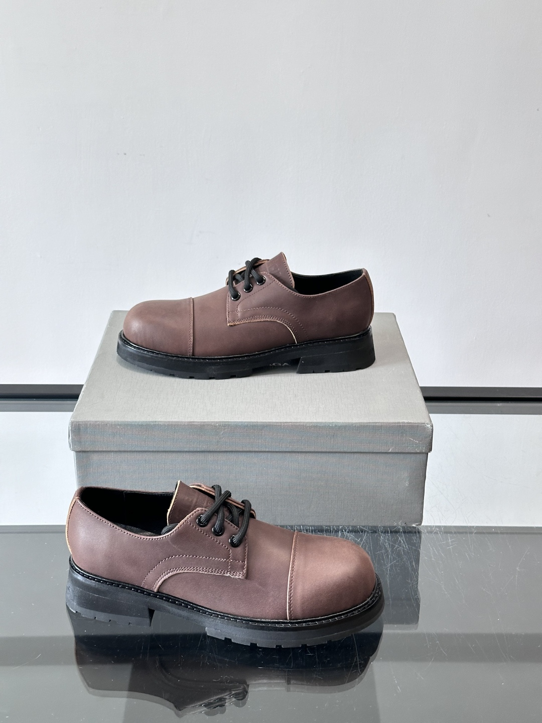 巴黎世家真皮情侣👫皮德比鞋巴黎世家这款德比鞋，色调超温柔，鞋面柔软有质感，黑色厚底设计很有层次感。经典系