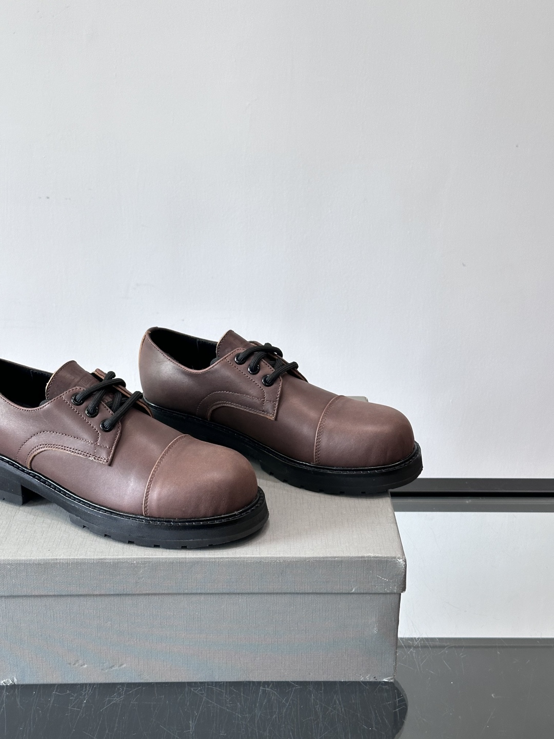 巴黎世家真皮情侣👫皮德比鞋巴黎世家这款德比鞋，色调超温柔，鞋面柔软有质感，黑色厚底设计很有层次感。经典系