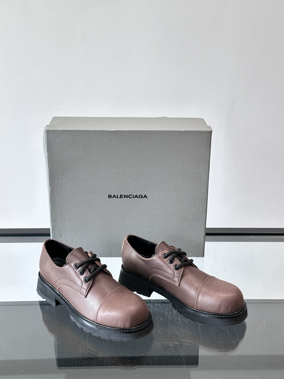 巴黎世家真皮情侣👫皮德比鞋巴黎世家这款德比鞋，色调超温柔，鞋面柔软有质感，黑色厚底设计很有层次感。经典系