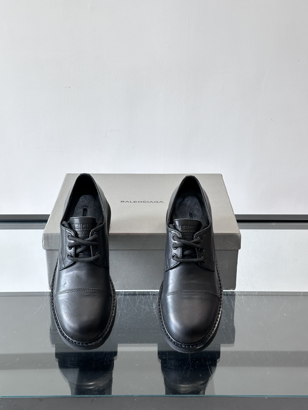 巴黎世家真皮情侣👫皮德比鞋巴黎世家这款德比鞋，色调超温柔，鞋面柔软有质感，黑色厚底设计很有层次感。经典系