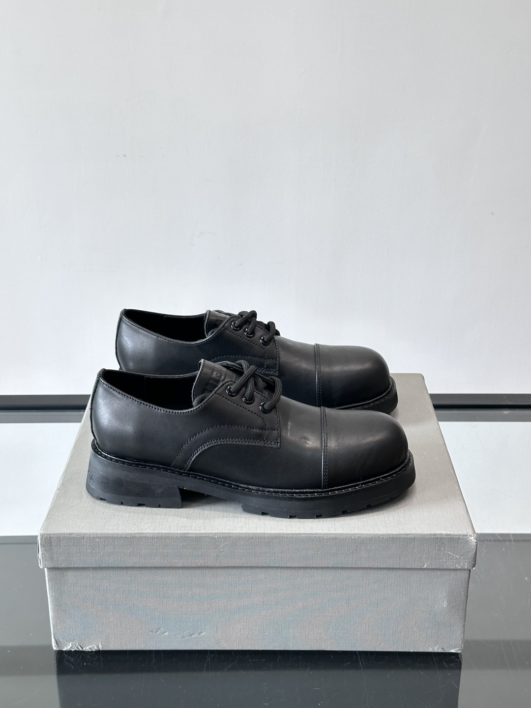 巴黎世家真皮情侣👫皮德比鞋巴黎世家这款德比鞋，色调超温柔，鞋面柔软有质感，黑色厚底设计很有层次感。经典系