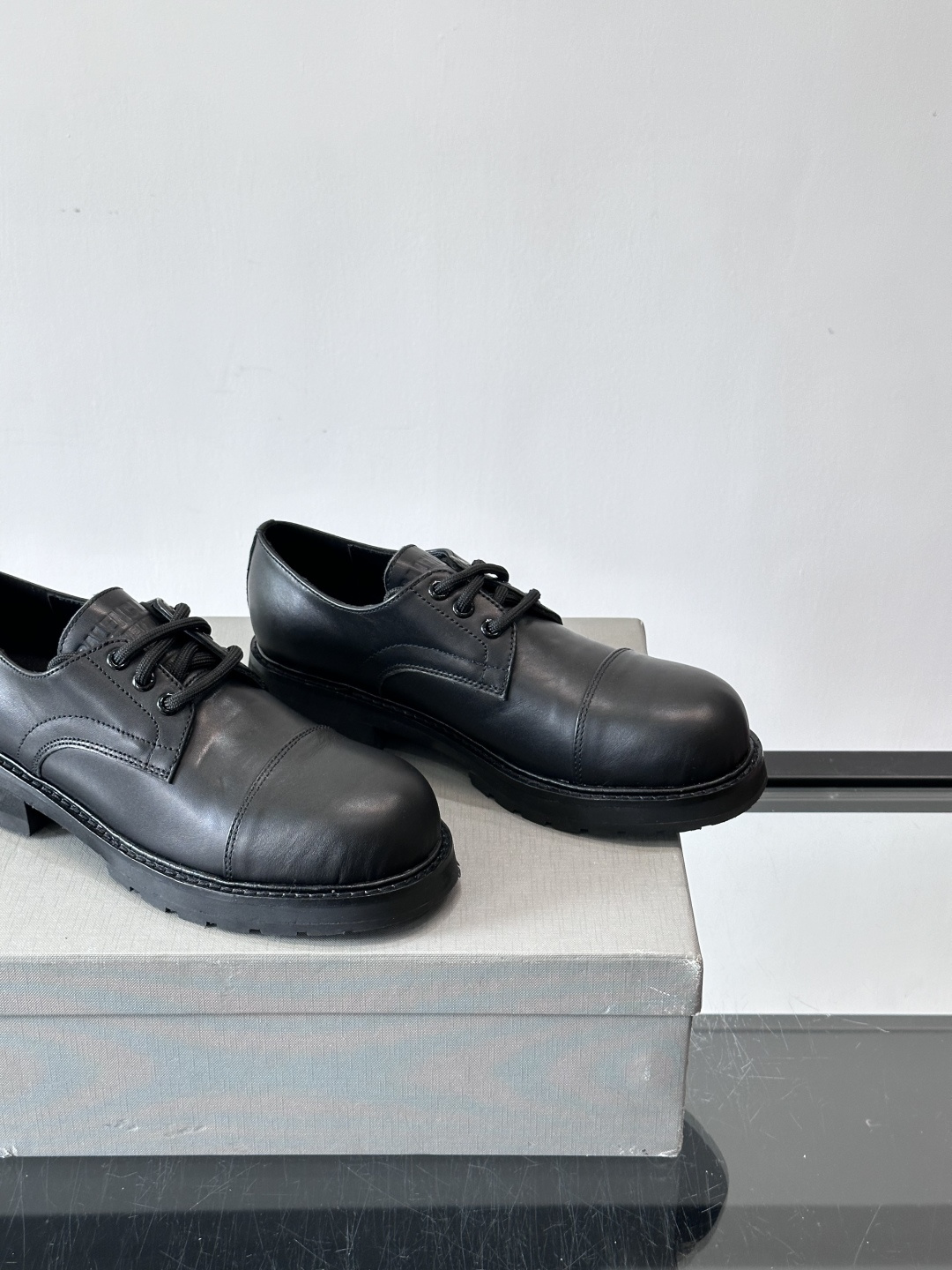 巴黎世家真皮情侣👫皮德比鞋巴黎世家这款德比鞋，色调超温柔，鞋面柔软有质感，黑色厚底设计很有层次感。经典系