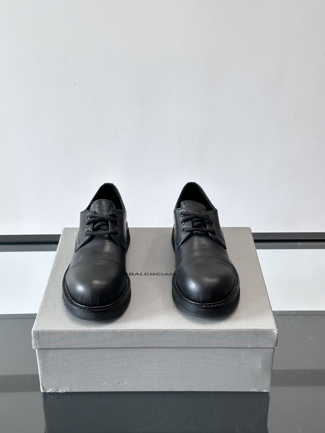 巴黎世家真皮情侣👫皮德比鞋巴黎世家这款德比鞋，色调超温柔，鞋面柔软有质感，黑色厚底设计很有层次感。经典系