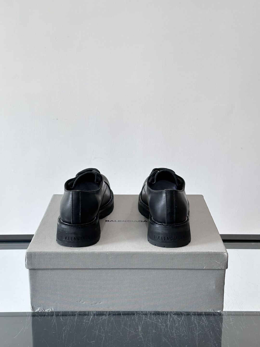 巴黎世家真皮情侣👫皮德比鞋巴黎世家这款德比鞋，色调超温柔，鞋面柔软有质感，黑色厚底设计很有层次感。经典系