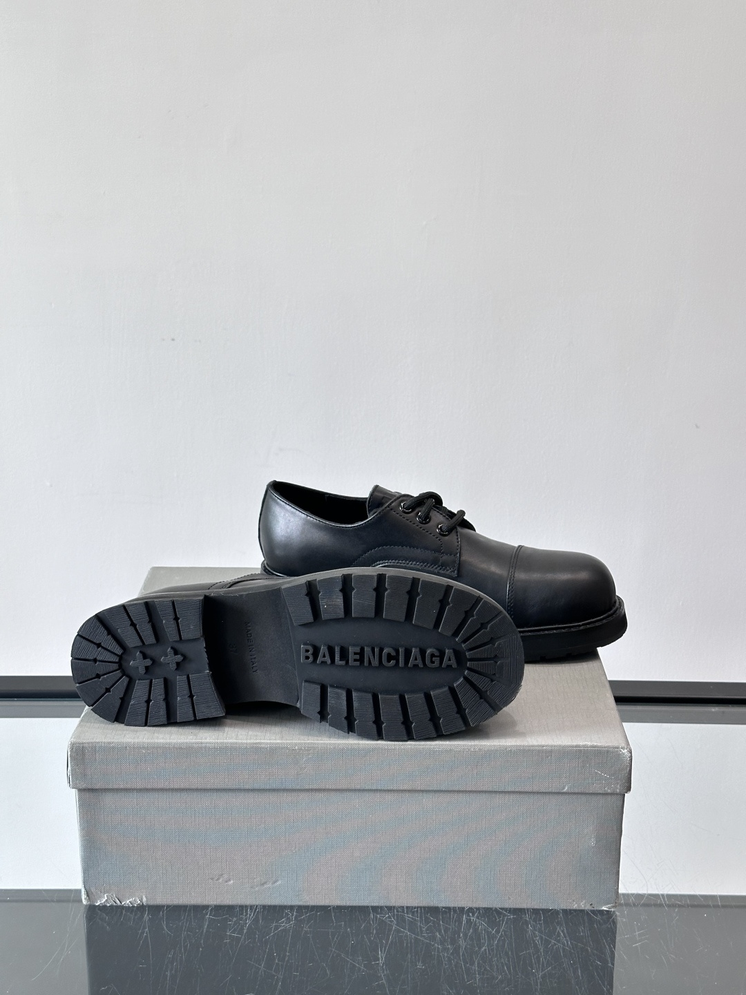 巴黎世家真皮情侣👫皮德比鞋巴黎世家这款德比鞋，色调超温柔，鞋面柔软有质感，黑色厚底设计很有层次感。经典系