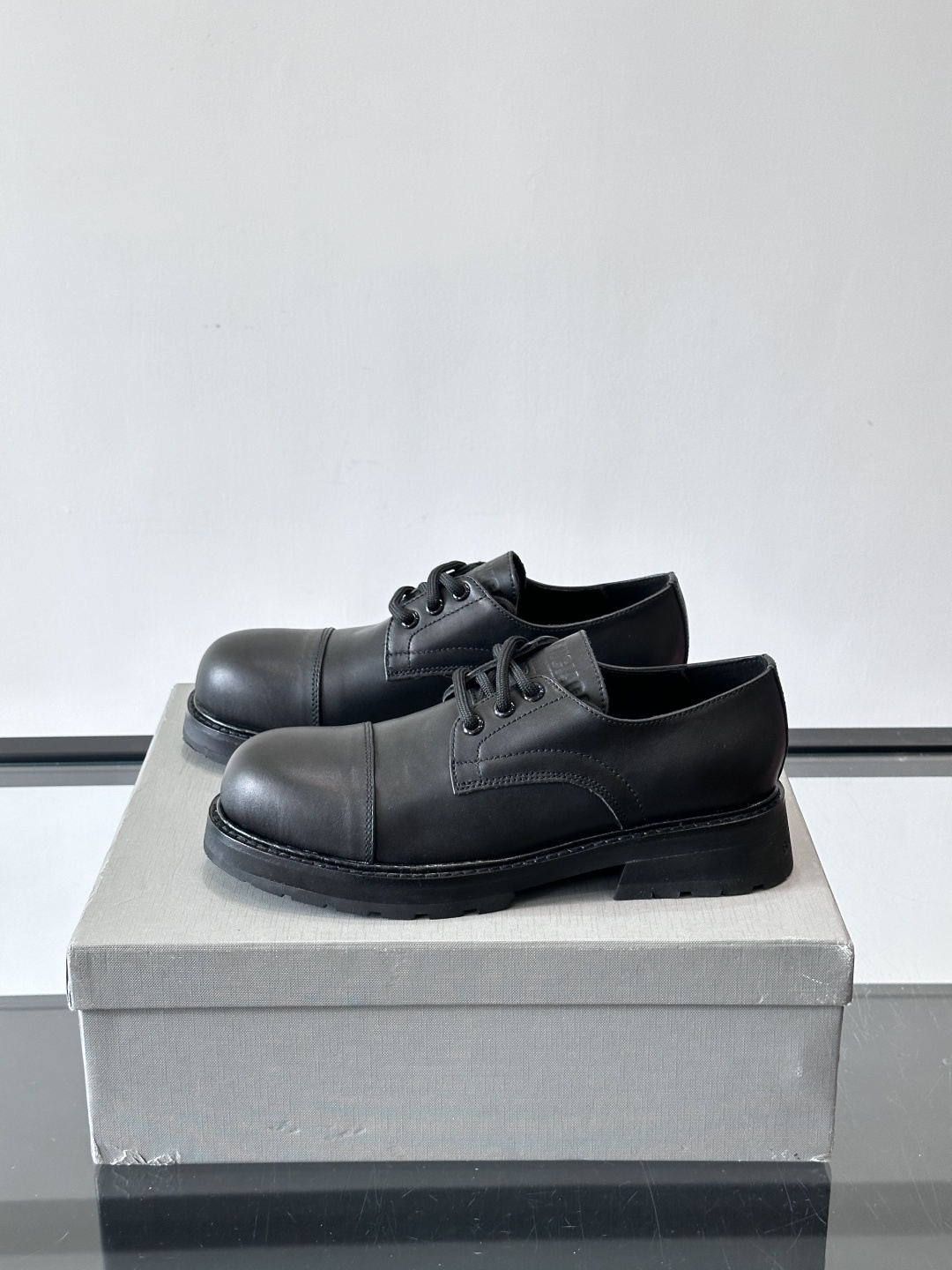 巴黎世家真皮情侣👫皮德比鞋巴黎世家这款德比鞋，色调超温柔，鞋面柔软有质感，黑色厚底设计很有层次感。经典系