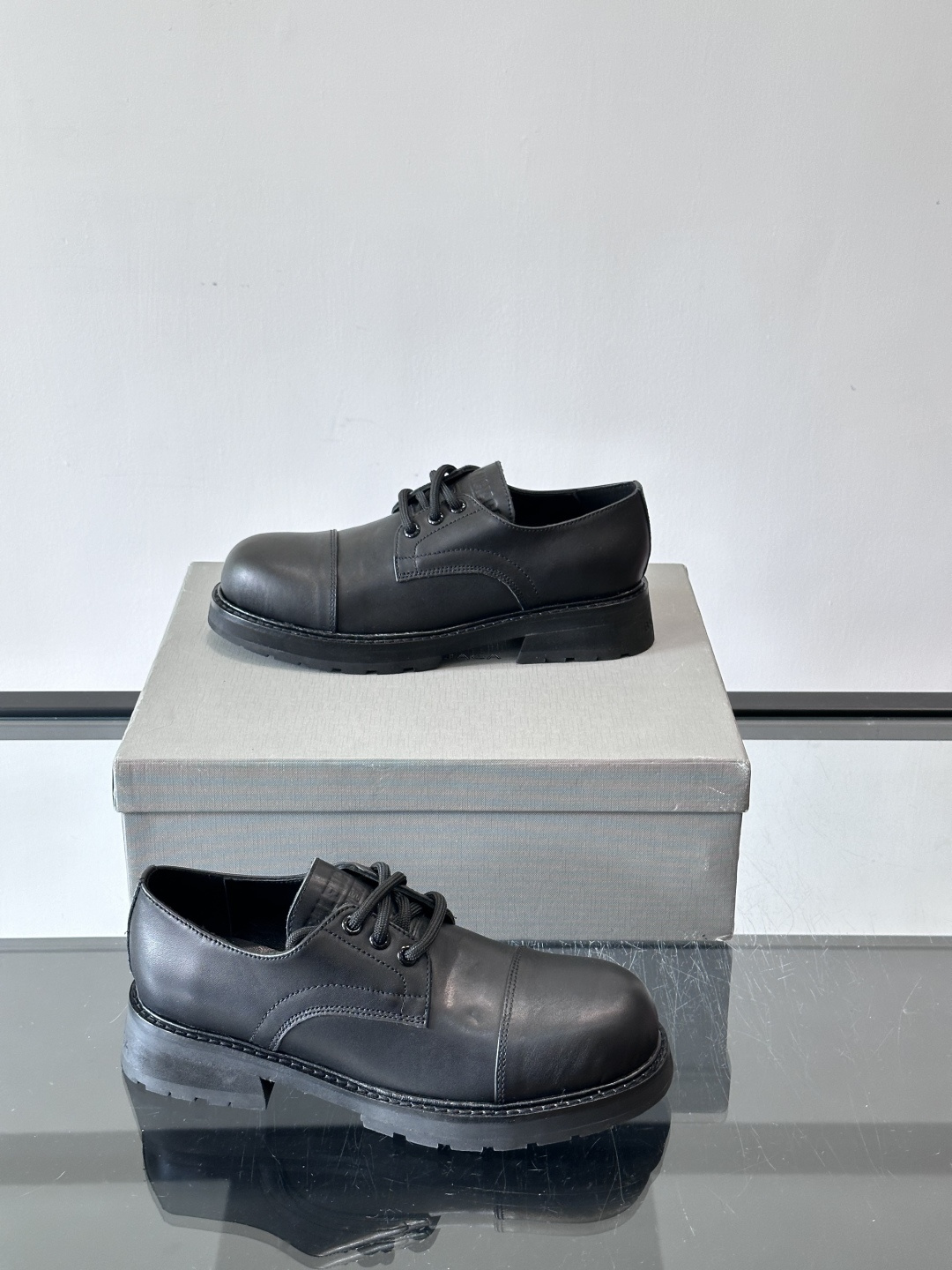 巴黎世家真皮情侣👫皮德比鞋巴黎世家这款德比鞋，色调超温柔，鞋面柔软有质感，黑色厚底设计很有层次感。经典系