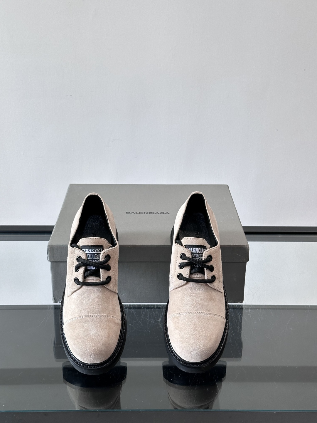 巴黎世家真皮情侣👫皮德比鞋巴黎世家这款德比鞋，色调超温柔，鞋面柔软有质感，黑色厚底设计很有层次感。经典系