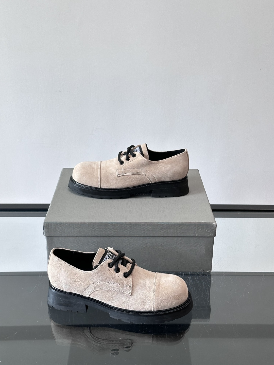 巴黎世家真皮情侣👫皮德比鞋巴黎世家这款德比鞋，色调超温柔，鞋面柔软有质感，黑色厚底设计很有层次感。经典系