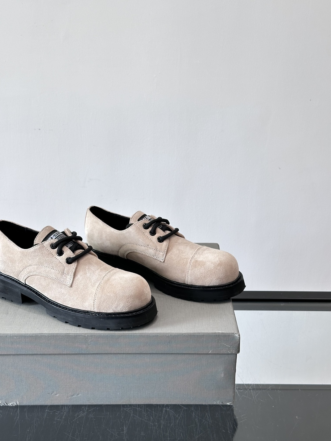 巴黎世家真皮情侣👫皮德比鞋巴黎世家这款德比鞋，色调超温柔，鞋面柔软有质感，黑色厚底设计很有层次感。经典系