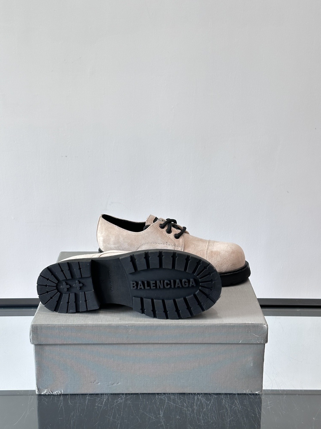 巴黎世家真皮情侣👫皮德比鞋巴黎世家这款德比鞋，色调超温柔，鞋面柔软有质感，黑色厚底设计很有层次感。经典系