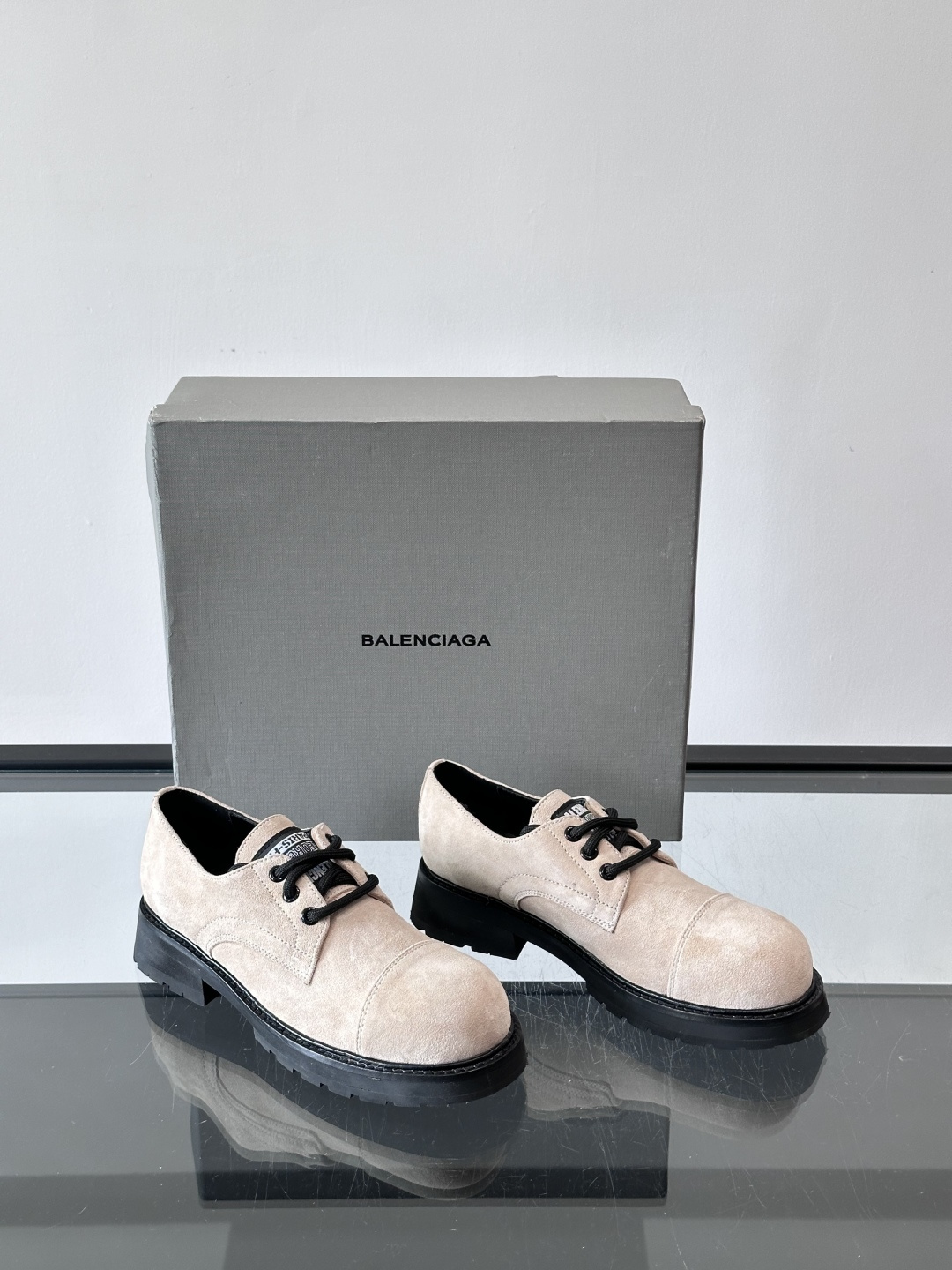 巴黎世家真皮情侣👫皮德比鞋巴黎世家这款德比鞋，色调超温柔，鞋面柔软有质感，黑色厚底设计很有层次感。经典系