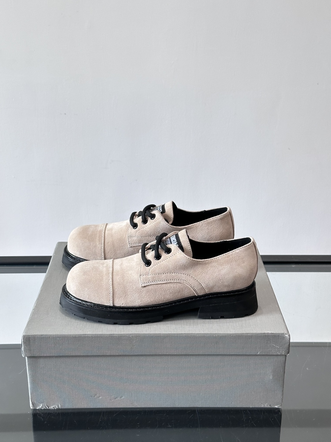 巴黎世家真皮情侣👫皮德比鞋巴黎世家这款德比鞋，色调超温柔，鞋面柔软有质感，黑色厚底设计很有层次感。经典系