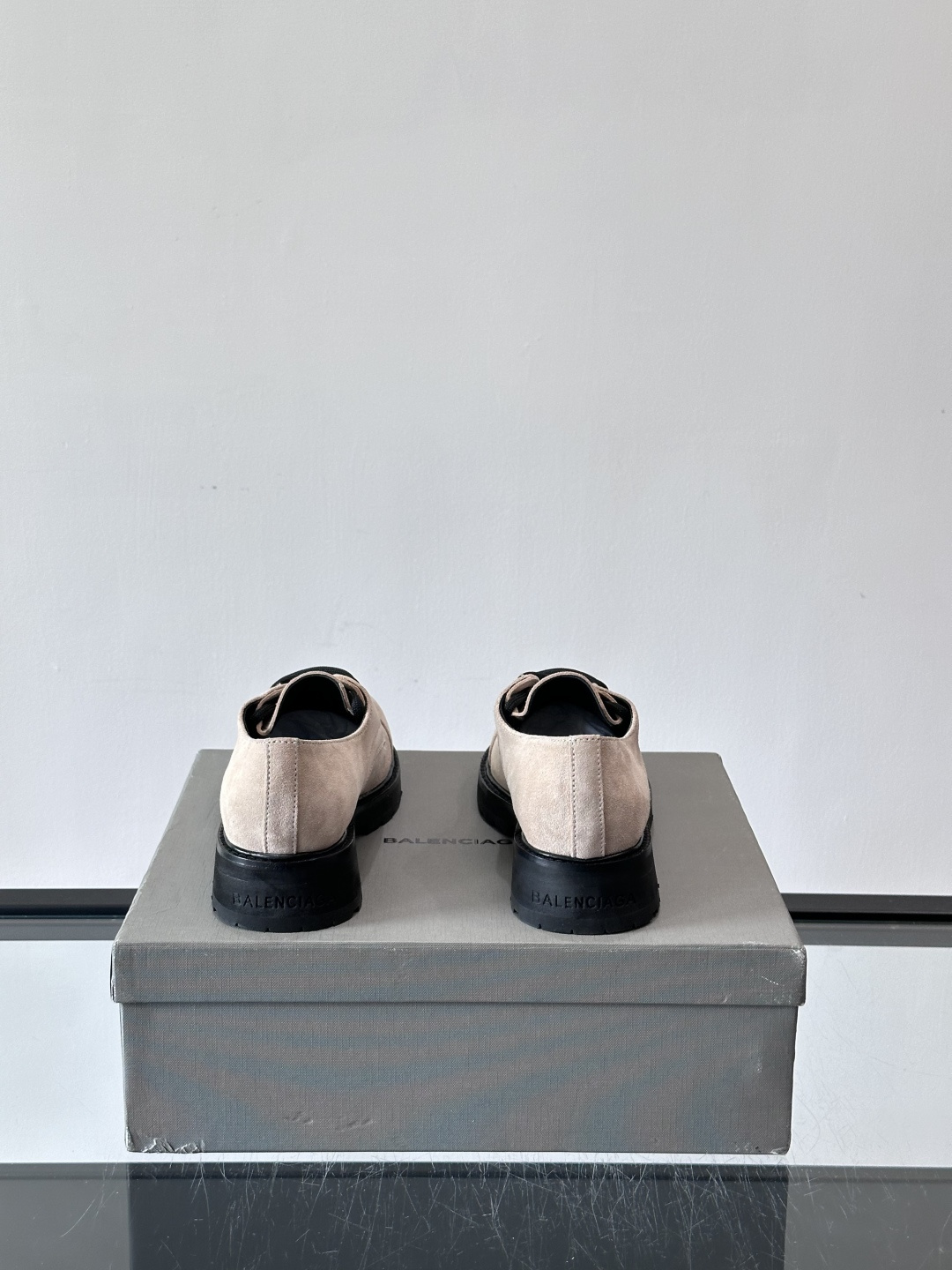 巴黎世家真皮情侣👫皮德比鞋巴黎世家这款德比鞋，色调超温柔，鞋面柔软有质感，黑色厚底设计很有层次感。经典系