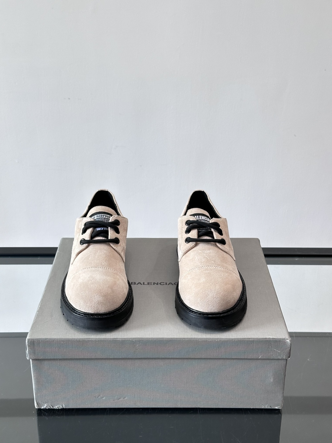 巴黎世家真皮情侣👫皮德比鞋巴黎世家这款德比鞋，色调超温柔，鞋面柔软有质感，黑色厚底设计很有层次感。经典系