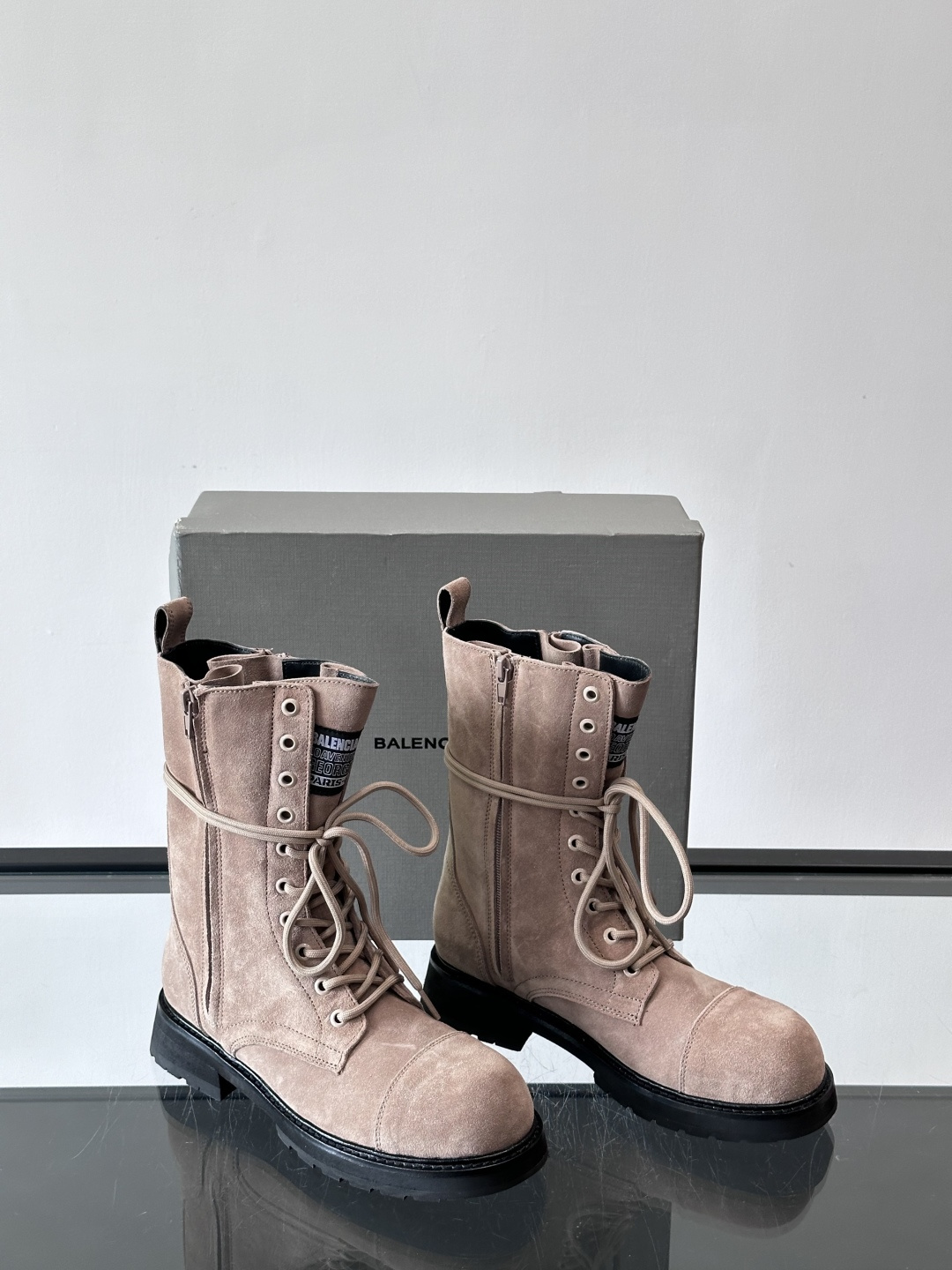 𝐁𝐀𝐋𝐄𝐍𝐂𝐈𝐀𝐆𝐀巴黎世家必备系列 情侣👫暗黑风格长靴👢时尚宠儿又添一员大将！一出场就气场全开！独特的