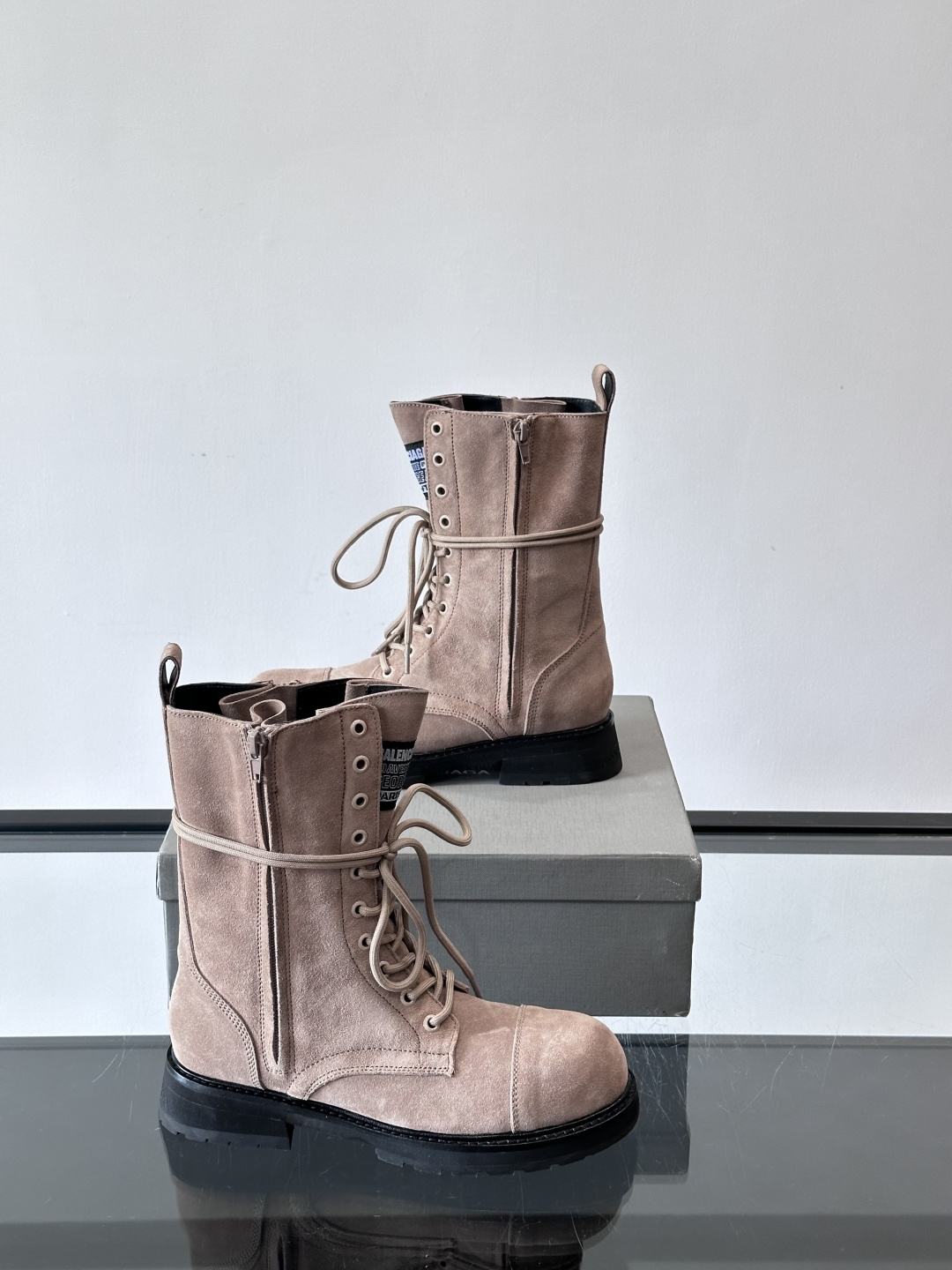 𝐁𝐀𝐋𝐄𝐍𝐂𝐈𝐀𝐆𝐀巴黎世家必备系列 情侣👫暗黑风格长靴👢时尚宠儿又添一员大将！一出场就气场全开！独特的