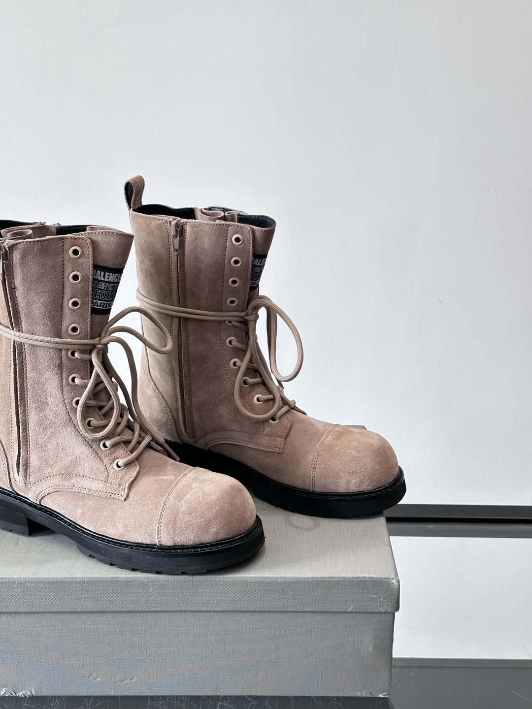 𝐁𝐀𝐋𝐄𝐍𝐂𝐈𝐀𝐆𝐀巴黎世家必备系列 情侣👫暗黑风格长靴👢时尚宠儿又添一员大将！一出场就气场全开！独特的