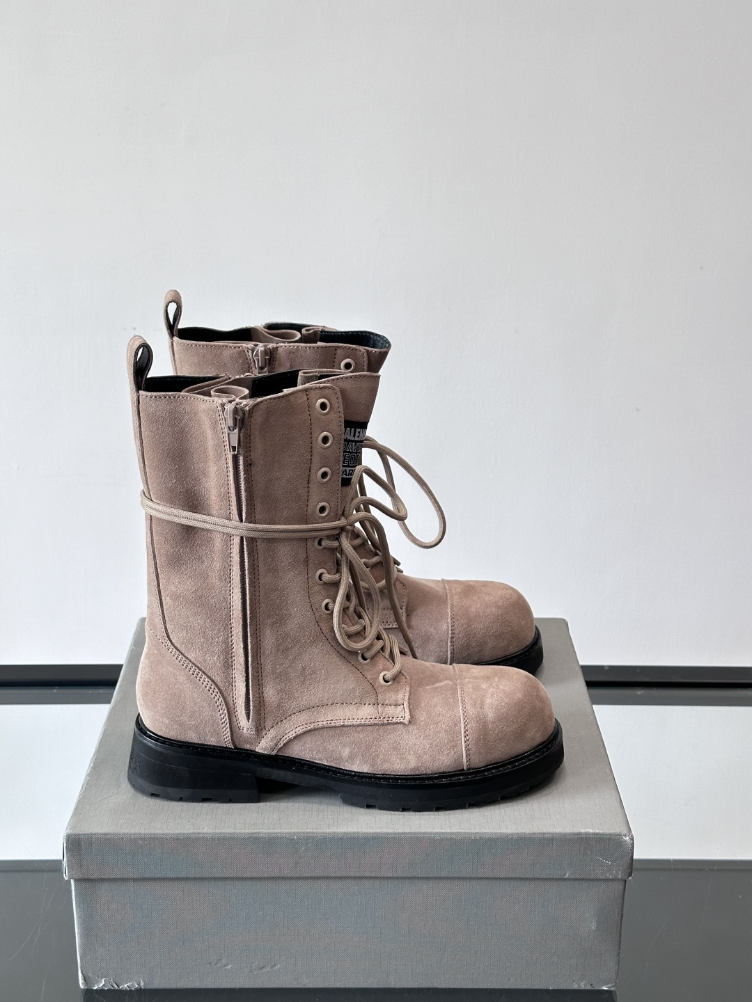 𝐁𝐀𝐋𝐄𝐍𝐂𝐈𝐀𝐆𝐀巴黎世家必备系列 情侣👫暗黑风格长靴👢时尚宠儿又添一员大将！一出场就气场全开！独特的