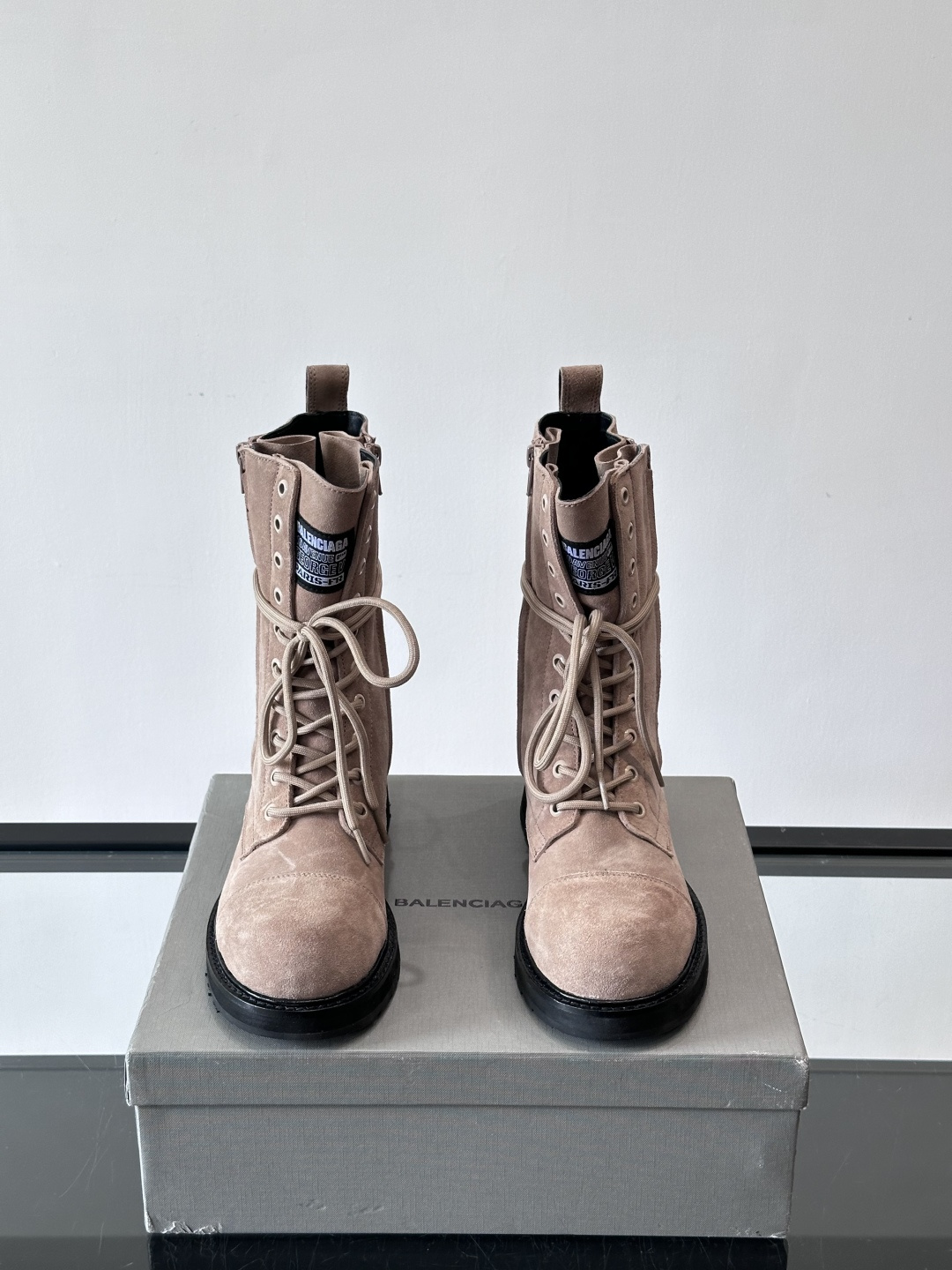 𝐁𝐀𝐋𝐄𝐍𝐂𝐈𝐀𝐆𝐀巴黎世家必备系列 情侣👫暗黑风格长靴👢时尚宠儿又添一员大将！一出场就气场全开！独特的