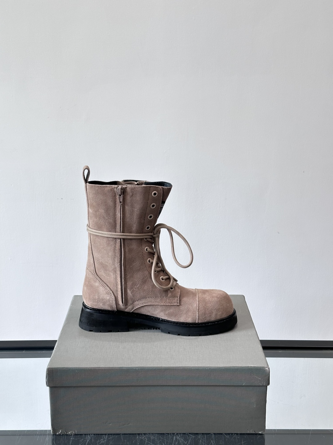 𝐁𝐀𝐋𝐄𝐍𝐂𝐈𝐀𝐆𝐀巴黎世家必备系列 情侣👫暗黑风格长靴👢时尚宠儿又添一员大将！一出场就气场全开！独特的